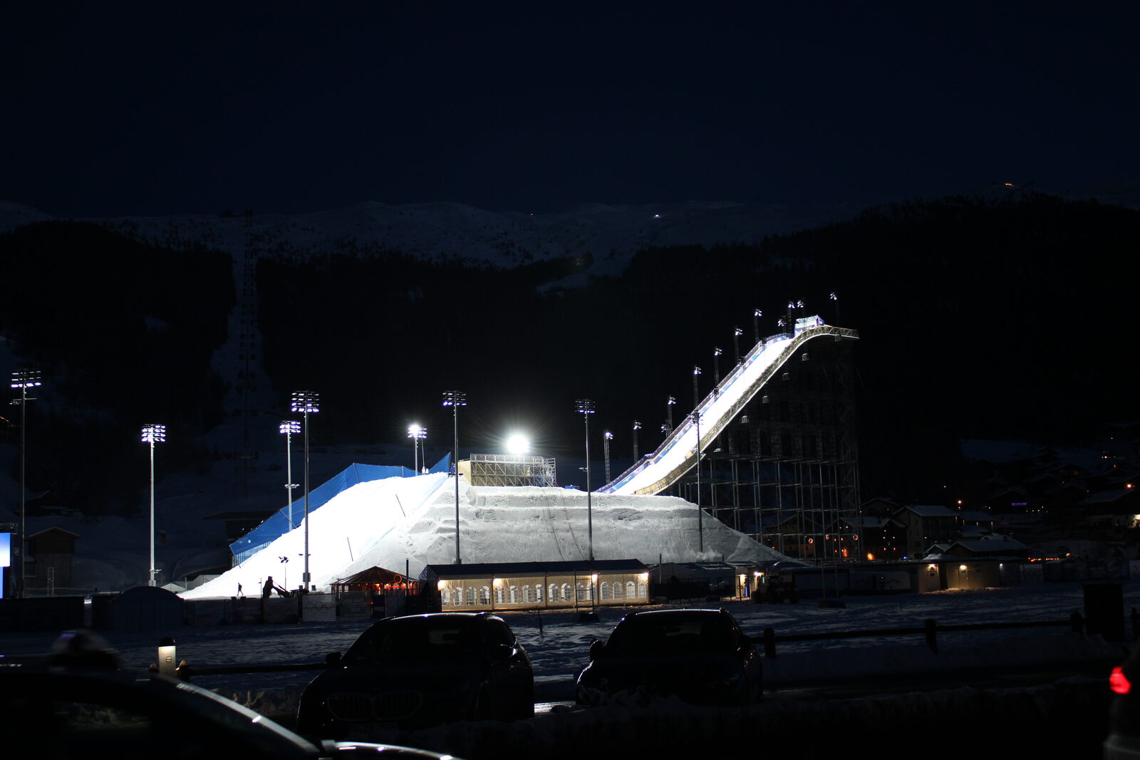 Rampa de big air nevada de noche