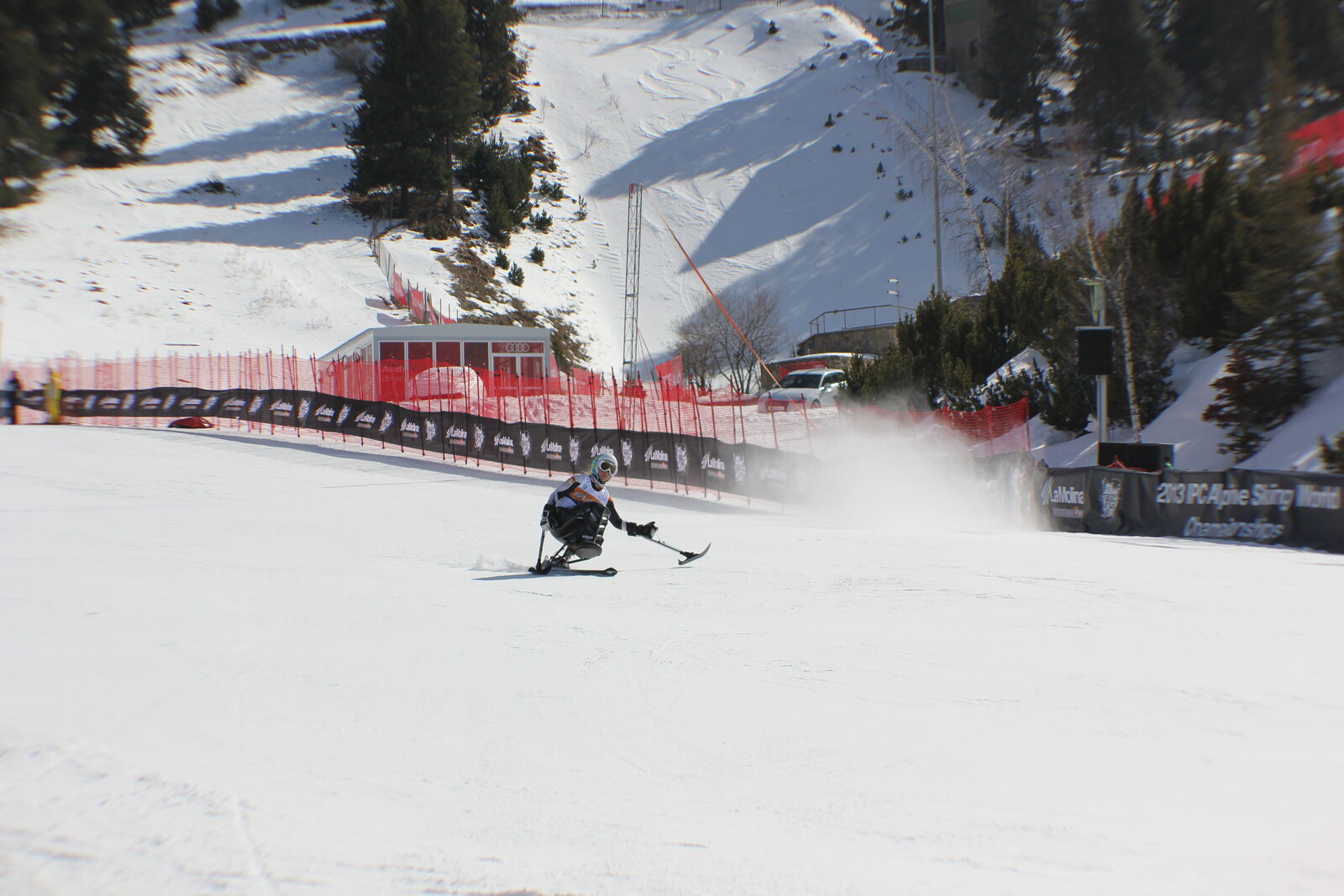 Esquiador adaptado (sit-ski) compitiendo en pista