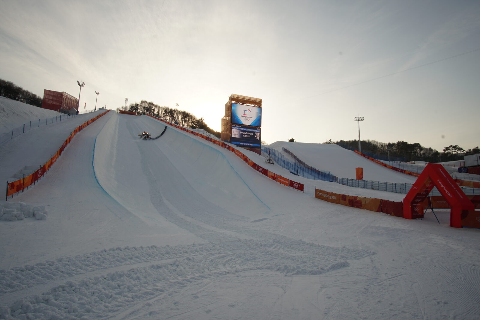 Snowboarder en un snowboard cross